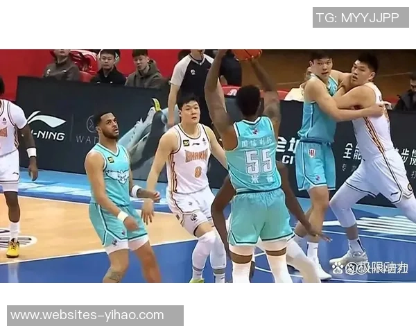 CBA青岛对阵新疆激战正酣球迷热情高涨期待精彩表现